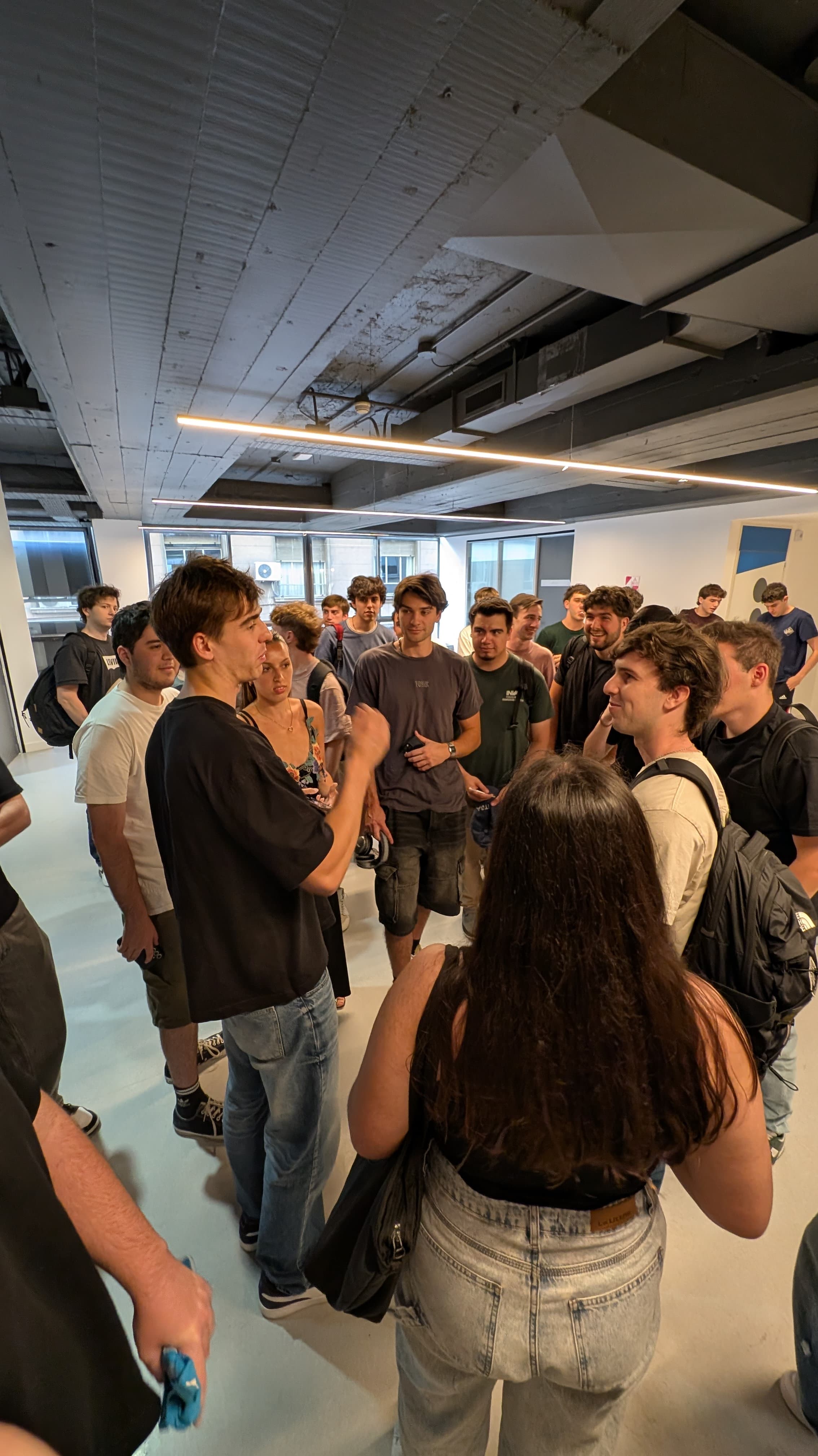 Nico Varrone con estudiantes